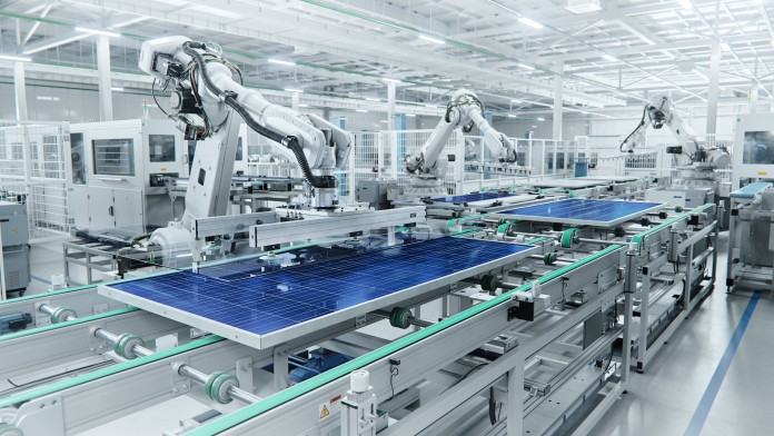 Produktionslinie von Solarmodulen mit Roboterarmen