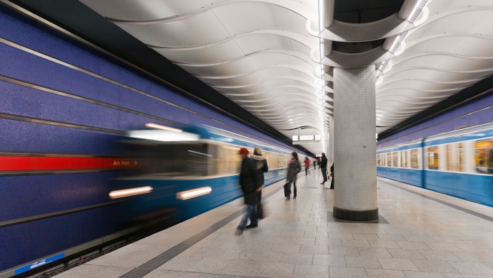 U-Bahn-Station mit einfahrendem Zug mit starker Bewegungsunschärfe
