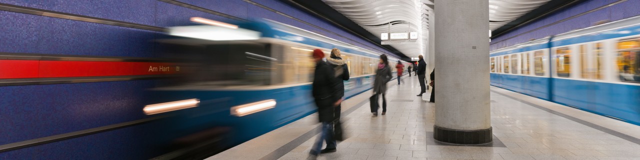 U-Bahn-Station mit einfahrendem Zug mit starker Bewegungsunschärfe