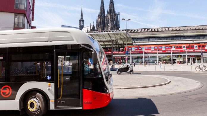 Elektrobus, im Hintergrund Kölner Dom