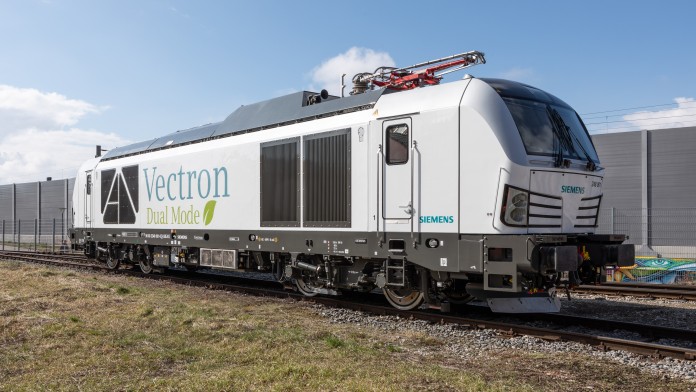 Weiße Lokomotive mit der Aufschrift Vectron Dual Mode