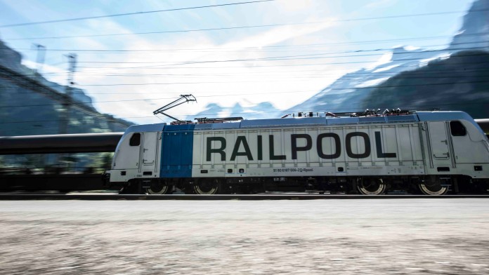 Seitenansicht auf fahrende Lokomotive mit der Aufschrift RAILPOOL