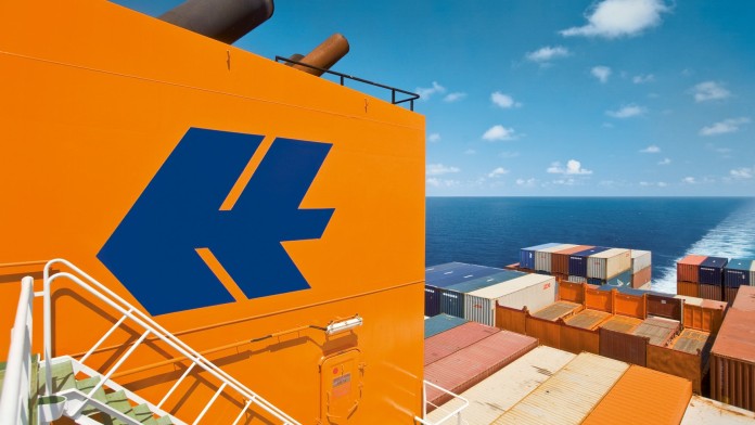 Container auf einem Containerschiff im Meer