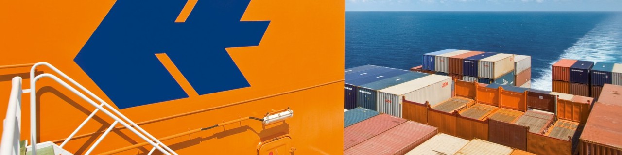 Container auf einem Containerschiff im Meer