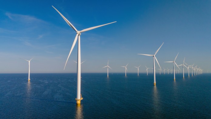 Windkraftanlagen im Meer vor blauem Himmel