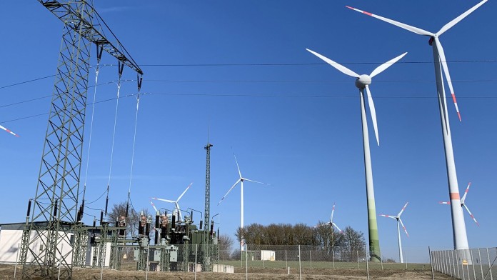 Windräder, Stromleitungen und Umspannstation